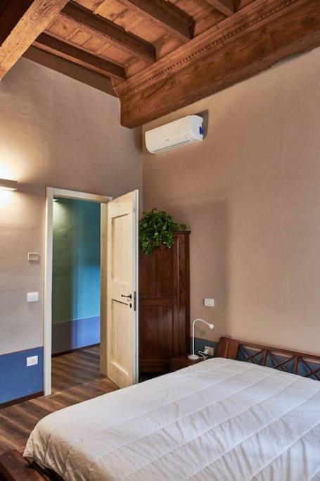 Casa Asja: Cromatismo In Centro Storico Apartment Cesena Bagian luar foto